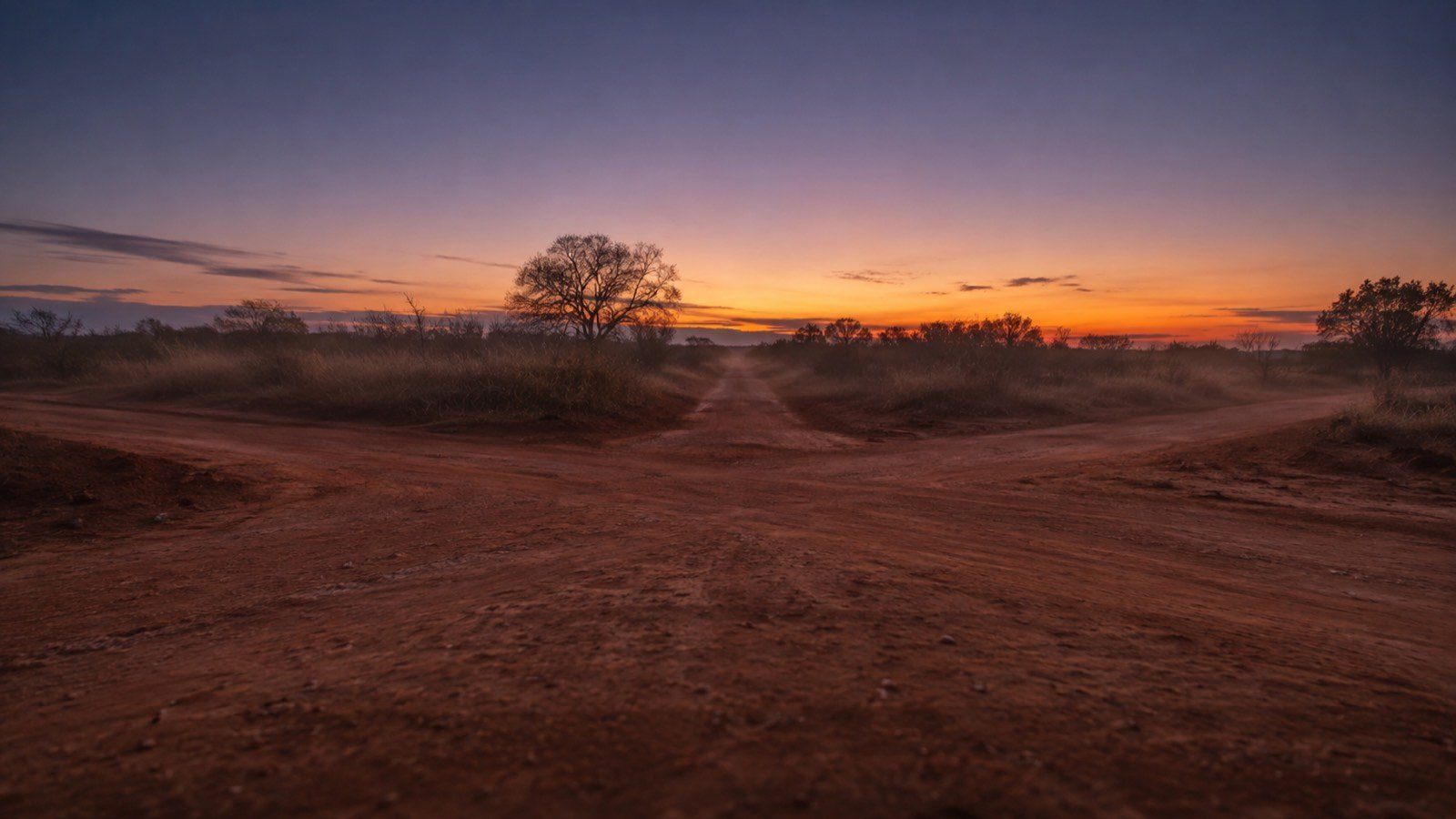 Encruzilhada de terra ao entardecer